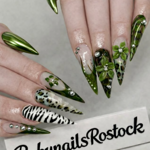 jungle-glam-2026-exklusives-3d-blumen-chrome-nageldesign-in-grn-bei-ruby-nails-rostock