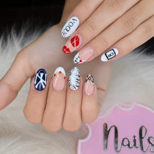 statement-nail-art-2026-bold-mix-design-mit-lippen-typografie-und-fashion-patterns