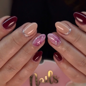 eleganz-in-bordeaux-und-nude-das-trend-nageldesign-2025-mit-glitzer-und-rose-akzenten