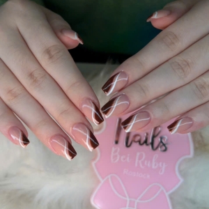 nageldesign-2025-braune-ngel-mit-weien-linien-minimalismus-trifft-eleganz