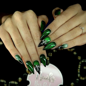 luxury-emerald-nails-eleganz-trend-2025