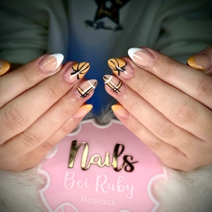 herbstngel-2025-sanfte-eleganz-in-orange-wei-von-ruby-nails-rostock