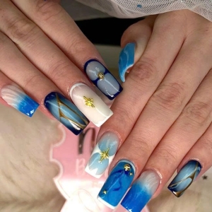 winter-sky-nails-der-atemberaubende-trend-2025-in-blau-und-wei