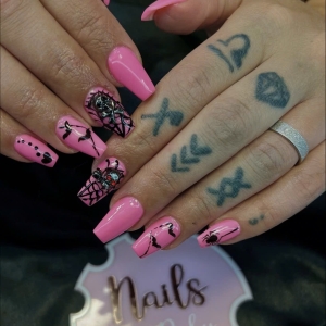 pink-spider-glam-halloween-nails-2025-bei-ruby-nails-rostock