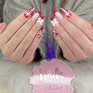 weihnachts-nageldesign-in-rot-wei-wenn-kunst-emotion-und-winterzauber-aufeinandertreffen