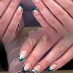 weihnachtsngel-2025-elegante-green-french-snowflake-nails-trend-design-fr-die-festliche-saison