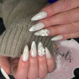 weihnachtsngel-2025-elegante-white-winter-nails-mit-3d-schleifen-snowflakes-ice-shimmer