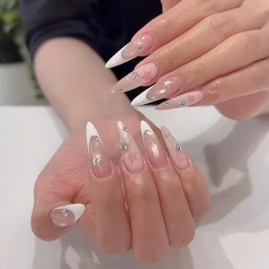 elegante-french-nails-mit-sternen-und-strass-luxurises-nageldesign-im-trend-2025