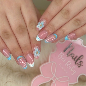 frhlingsngel-2026-babyblaues-blumen-nageldesign-mit-zarten-polka-dots-im-eleganten-pastell-look