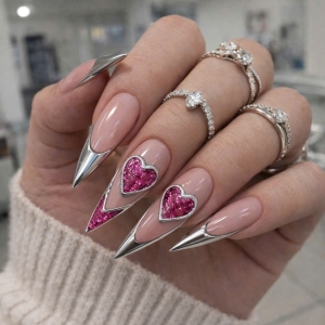 futuristisches-nageldesign-silberne-chrome-stile-mit-herz-akzent-das-perfekte-nail-art-fr-einzigartige-persnlichkeit