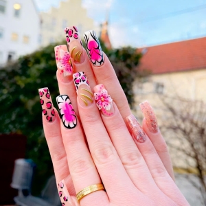 exklusives-nageldesign-in-rosa-floral-style-ein-luxuriser-trend-2026-bei-rubynails-rostock