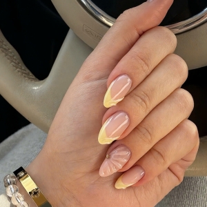 elegante-nude-gel-ngel-mit-sanften-gelbverlufen-zeitlose-perfektion-bei-rubynails-rostock
