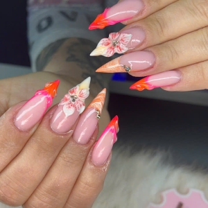 neon-pink-flame-ngel-mit-3d-blumen-design-extravaganter-sommer-nail-trend-2026