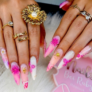 pink-blossom-stiletto-nails-ein-exklusives-nageldesign-voller-romantik-eleganz-und-femininer-ausstrahlung